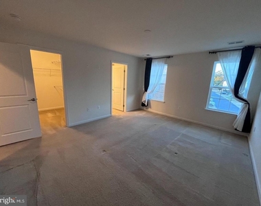1118 Oakwood Street - Photo Thumbnail 9