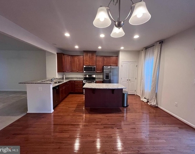 1118 Oakwood Street - Photo Thumbnail 5