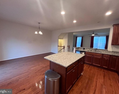 1118 Oakwood Street - Photo Thumbnail 4