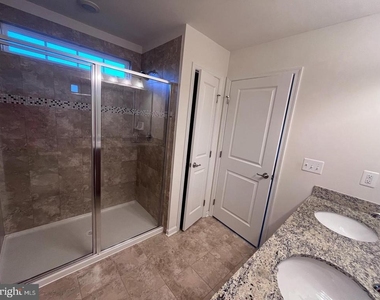 1118 Oakwood Street - Photo Thumbnail 11