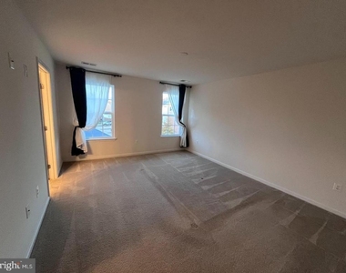 1118 Oakwood Street - Photo Thumbnail 8