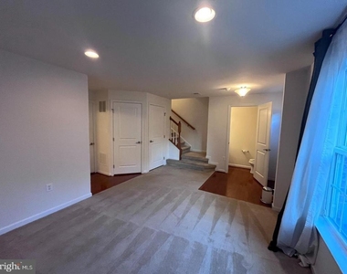 1118 Oakwood Street - Photo Thumbnail 2