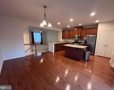 1118 Oakwood Street - Photo Thumbnail 3