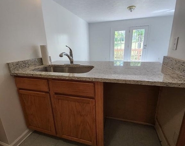 649 Spencer Street E - Photo Thumbnail 4