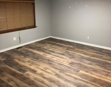 12214 Medford Road - Photo Thumbnail 5