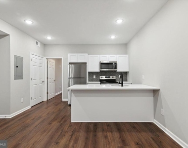 1230 N Marshall Street - Photo Thumbnail 4