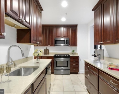 222 W Rittenhouse Square - Photo Thumbnail 2