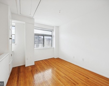 319 S 10th Street - Photo Thumbnail 10