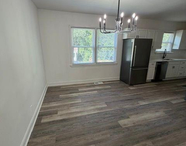 905 Riverside Boulevard - Photo Thumbnail 3