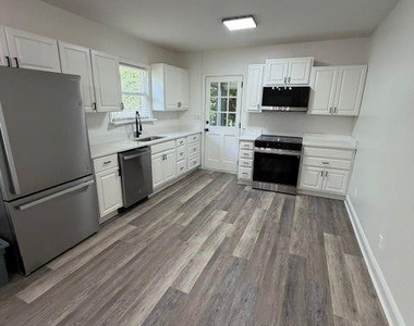 905 Riverside Boulevard - Photo Thumbnail 4