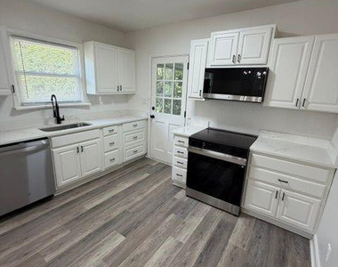 905 Riverside Boulevard - Photo Thumbnail 5