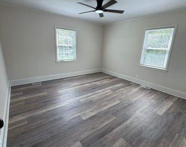 905 Riverside Boulevard - Photo Thumbnail 10