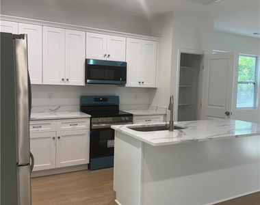 307 E East End Avenue - Photo Thumbnail 4