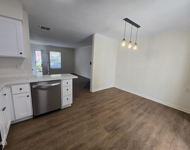 118 Chaucer Court - Photo Thumbnail 11