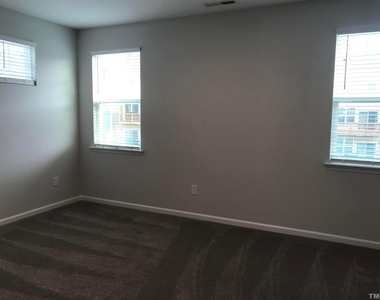 1042 Commack Drive - Photo Thumbnail 7