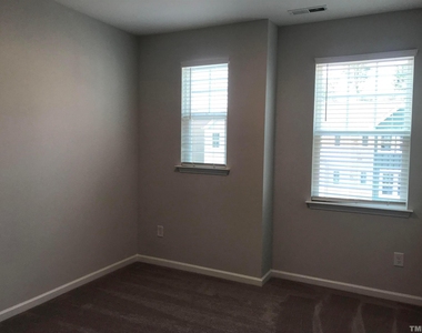 1042 Commack Drive - Photo Thumbnail 10