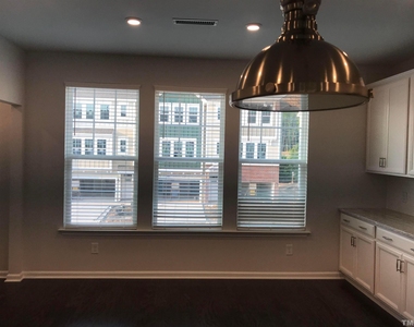 1042 Commack Drive - Photo Thumbnail 5