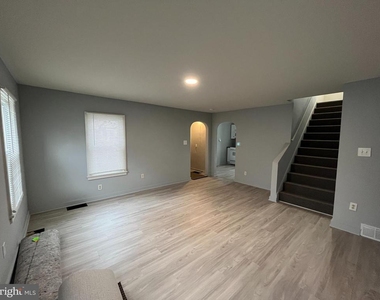 560 W North Street - Photo Thumbnail 3