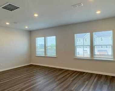 1464 Hasse Avenue - Photo Thumbnail 6