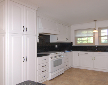706 Smedes Place - Photo Thumbnail 2
