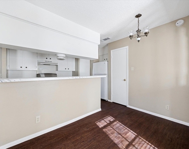 908 B Kirschner Pl - Photo Thumbnail 4