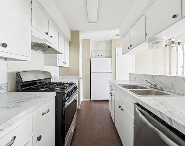 908 B Kirschner Pl - Photo Thumbnail 3