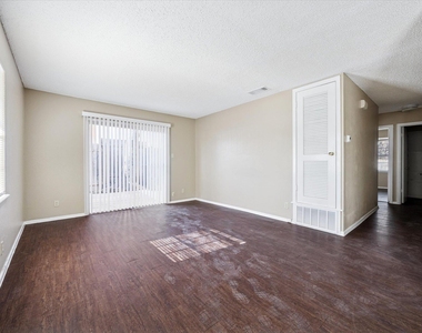 908 B Kirschner Pl - Photo Thumbnail 1