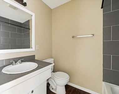 908 B Kirschner Pl - Photo Thumbnail 6