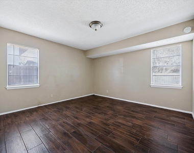908 B Kirschner Pl - Photo Thumbnail 5