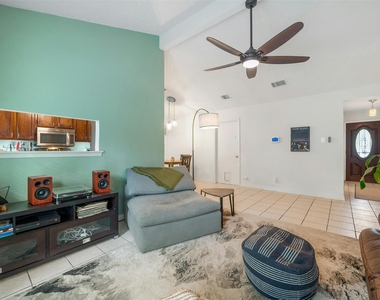 2523 E Stassney Ln - Photo Thumbnail 4