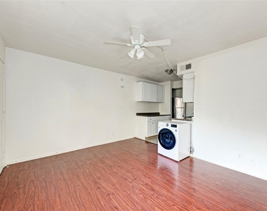 1010 W 23 Rd St - Photo Thumbnail 6