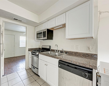 1010 W 23 Rd St - Photo Thumbnail 9