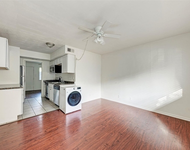1010 W 23 Rd St - Photo Thumbnail 5