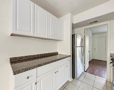 1010 W 23 Rd St - Photo Thumbnail 11