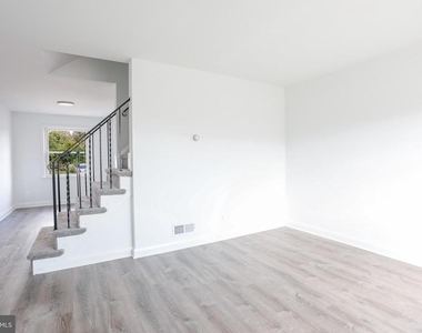 1046 Middlesex Road - Photo Thumbnail 15