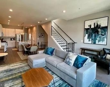 225 20th Street Ne - Photo Thumbnail 2