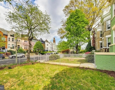 137 R Street Ne - Photo Thumbnail 2