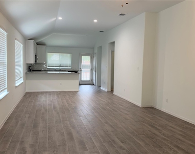 128 Riverhill Dr - Photo Thumbnail 4