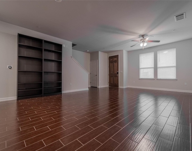13800 Lyndhurst St - Photo Thumbnail 3