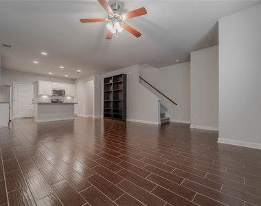 13800 Lyndhurst St - Photo Thumbnail 2