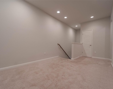 13800 Lyndhurst St - Photo Thumbnail 11