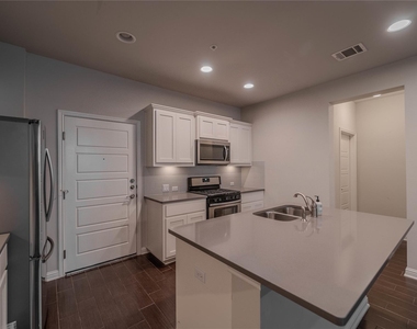 13800 Lyndhurst St - Photo Thumbnail 4