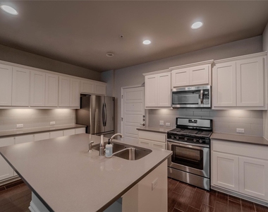 13800 Lyndhurst St - Photo Thumbnail 5