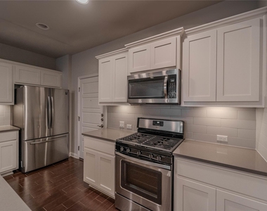 13800 Lyndhurst St - Photo Thumbnail 6