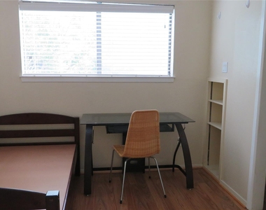 806 W 24th St - Photo Thumbnail 56