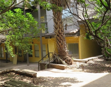 806 W 24th St - Photo Thumbnail 34
