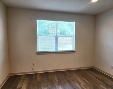 1041 Winnsboro Loop - Photo Thumbnail 10