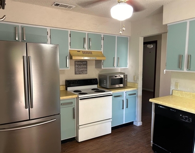 9509 Blue Creek Ln - Photo Thumbnail 5