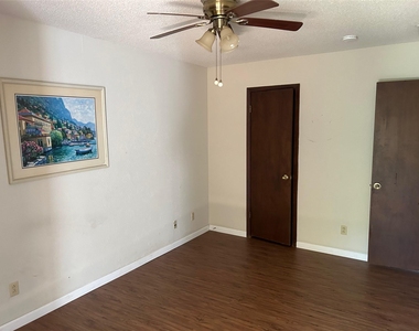 9509 Blue Creek Ln - Photo Thumbnail 11