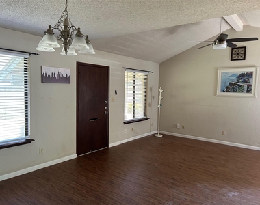 9509 Blue Creek Ln - Photo Thumbnail 10